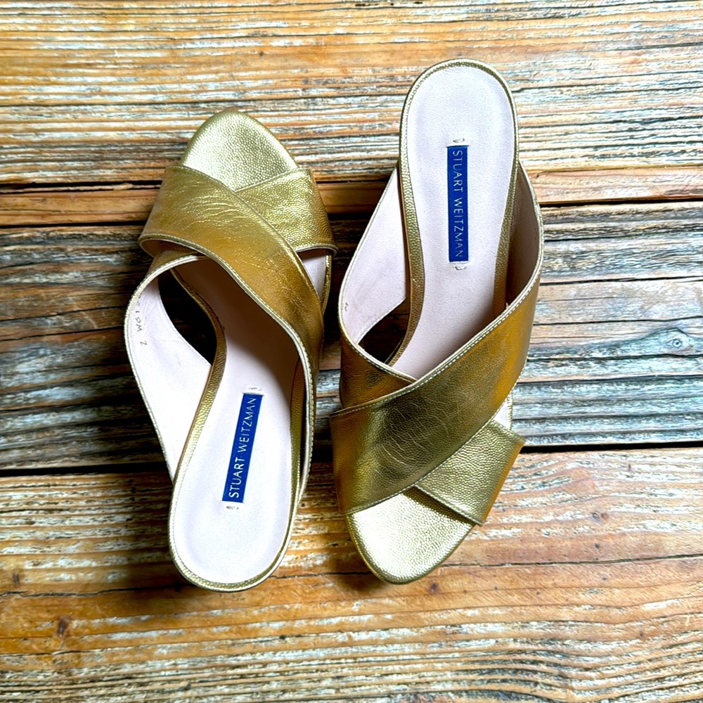 Gorgeous gold lame Stuart Weitzman 4” heels 🤩